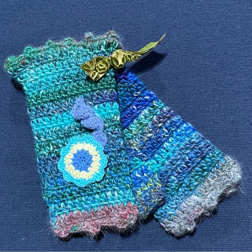 Fingerless glove handmade by me, Stapleton Fibre Arts, wool warm. Brand New.